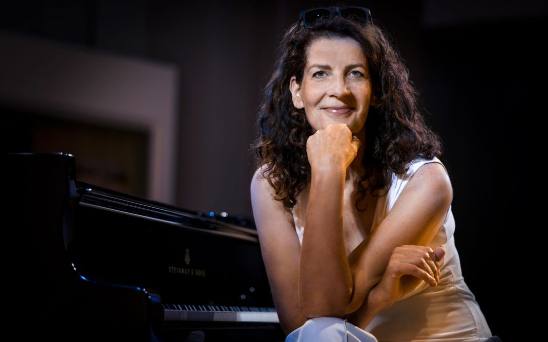 Sängerin Frau Höpker an ihrem Klavier