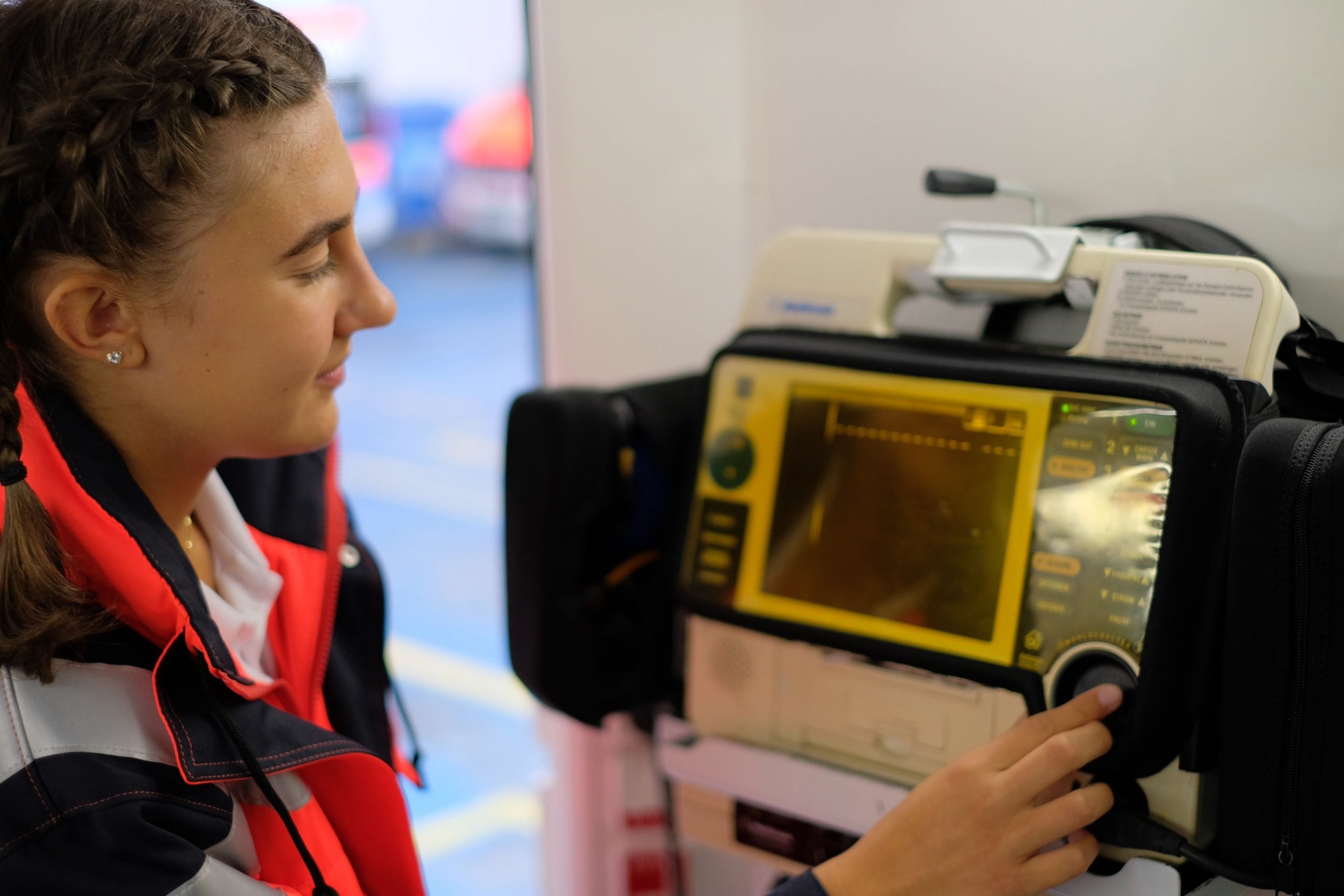 Rettungssanitäterin Paula Jung stellt EKG ein, Foto: NRK Rettungsdienst