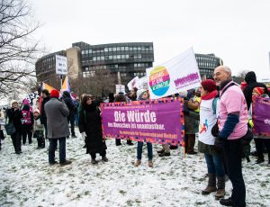 Über 2.500 Menschen fordern in Düsseldorf Prüfung rechtsextremer Parteien