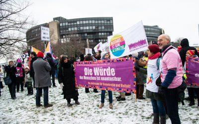 Über 2.500 Menschen fordern in Düsseldorf Prüfung rechtsextremer Parteien