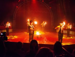 Zwischen Feuer, Trommelwirbel und Applaus